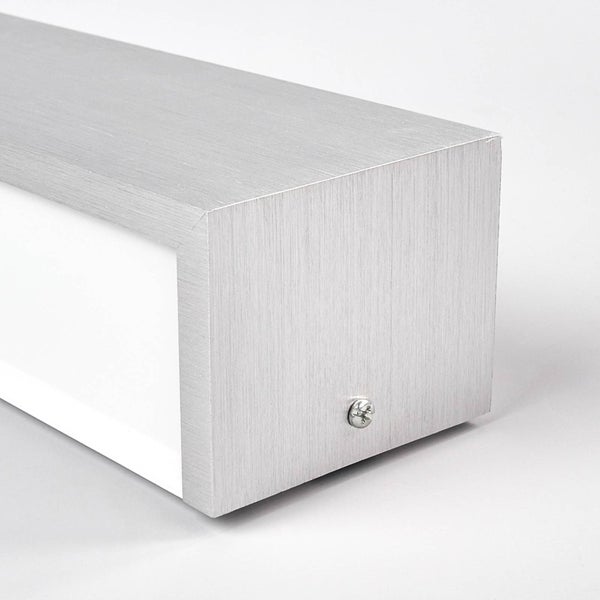 Detailansicht einer rechteckigen Wandleuchte aus gebürstetem Aluminium mit weißer Abdeckung und seitlicher Schraube.