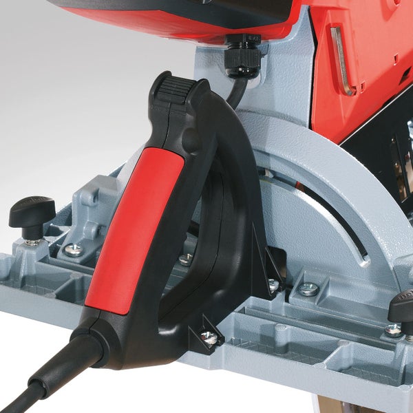Detailansicht des Handgriffs einer elektrischen Handkreissäge mit Gehäuse und verstellbarer Grundplatte.