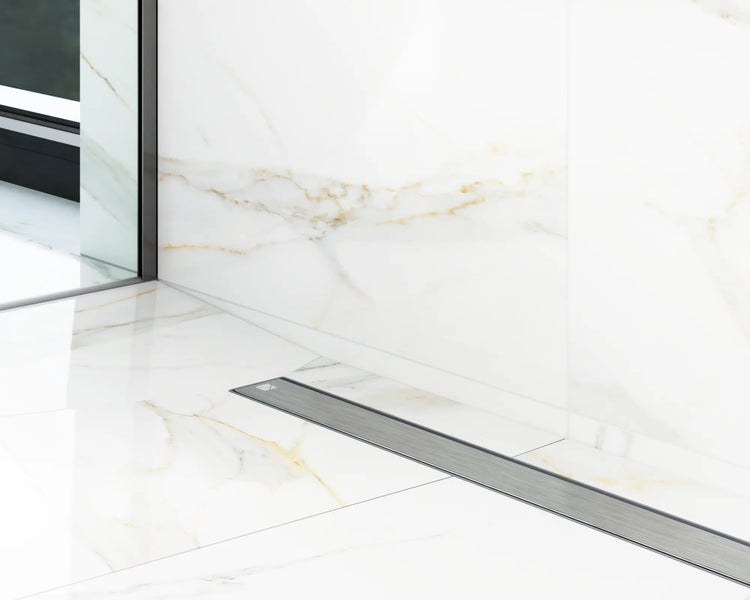 Badezimmer mit Duschrinne und Marmorfliesen