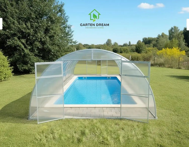 Garten Dream Logo. Bogenförmige Poolüberdachung aus lichtdurchlässigen Paneelen mit geöffneten Türen über einem rechteckigen Pool im Garten.