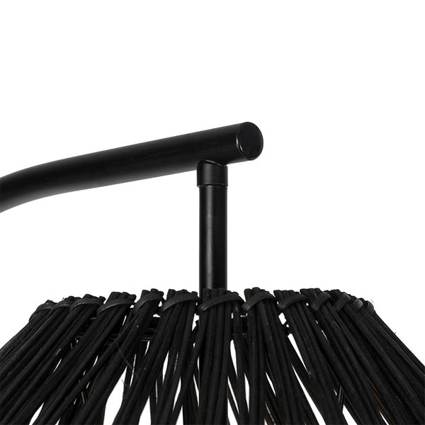 Detailansicht einer Deckenleuchte mit Rattan Lampenschirm und Metallaufhängung