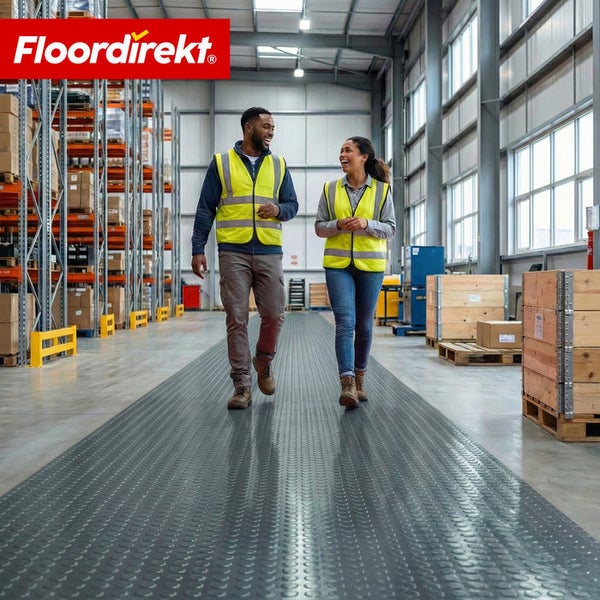 Zwei Personen in Sicherheitswesten gehen in einem Lager auf einer Bodenschutzmatte mit Noppenmuster. Im Hintergrund sind Regale zu sehen. Floor direkt Logo