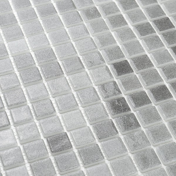 Quadratisches Mosaik aus Naturstein und Glas auf einer Netzmatte für Wandverkleidungen.