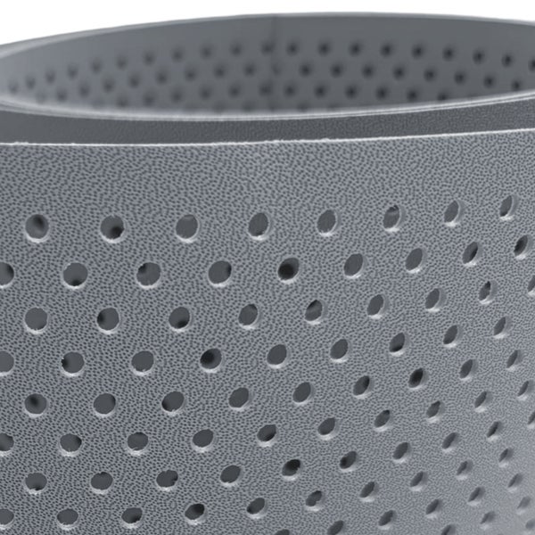 Nahaufnahme eines grauen, perforierten Pflanzgefäßes