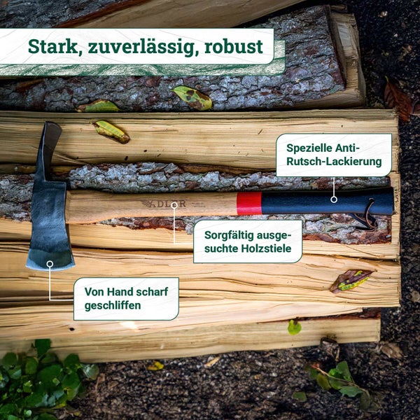 Adlor Spaltaxt mit Holzstiel, handgeschliffener Klinge und Anti-Rutsch-Lackierung, liegend auf Holzscheiten.