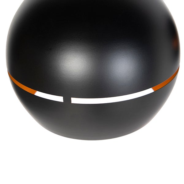 Detail einer schwarzen Kugelleuchte mit horizontalen Lichtschlitzen