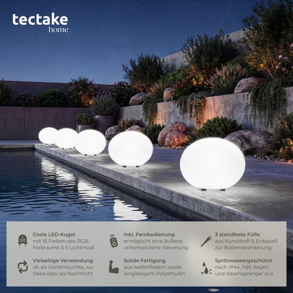 Fünf leuchtende LED-Gartenleuchten in Kugelform am Poolrand bei Nacht, wetterfest, inklusive Fernbedienung und Erdspieß, tectake home Logo.