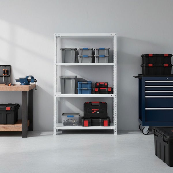 Weißes Metallregal in einer hellen, organisierten Werkstatt mit Kunststoffboxen und Werkzeugkoffern neben einer Werkbank und einem Werkstattwagen.