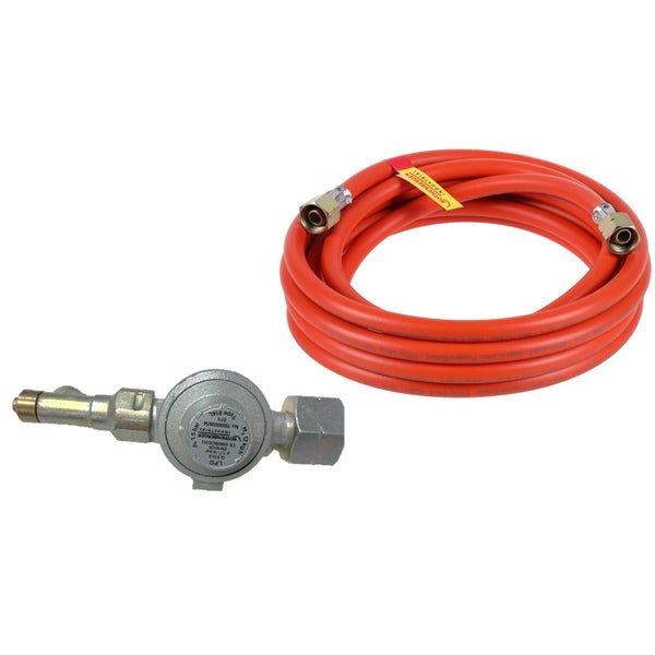 Gasheizgebläse angeschlossen an eine Propangasflasche mit Druckregler und orangefarbenem Schlauch.