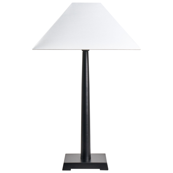 Tischleuchte mit quadratischem Lampenschirm und schlankem Fuß