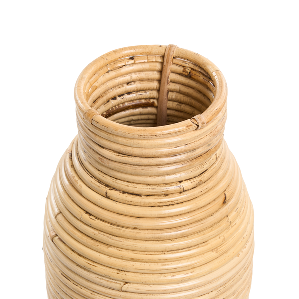 Nahaufnahme einer Dekovase aus spiralförmig gewickeltem Rattan.