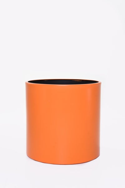 Zylindrischer Blumentopf in Orange.
