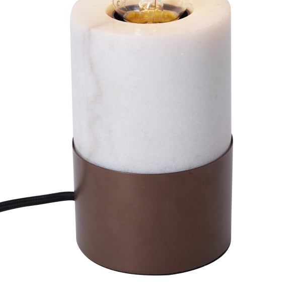 Zylindrische Tischlampe mit weißem Marmoroberteil und bronzefarbenem Metallsockel.