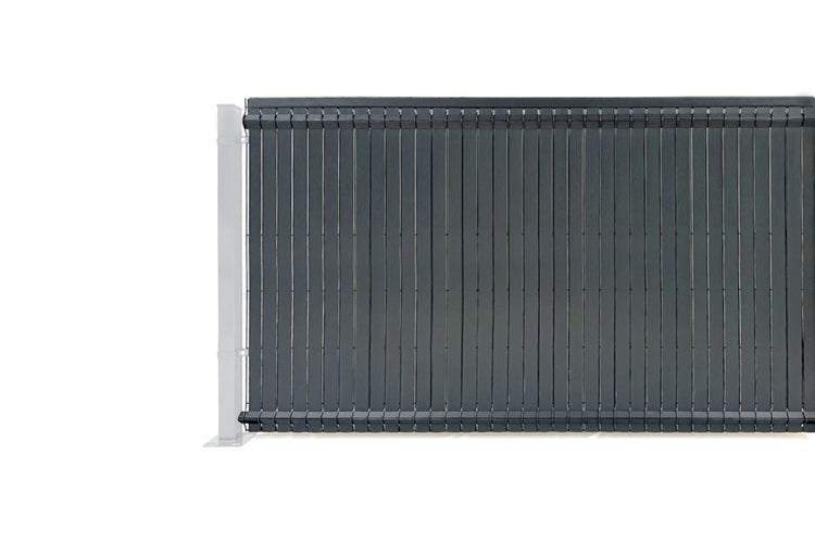 Sichtschutzzaun aus Kunststoff mit Zaunpfosten