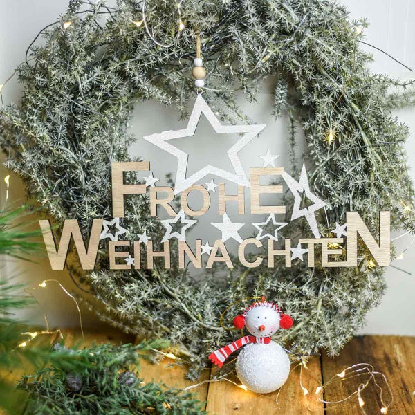 Weihnachtlicher Türkranz mit Schneemannfigur und der Aufschrift Frohe Weihnachten