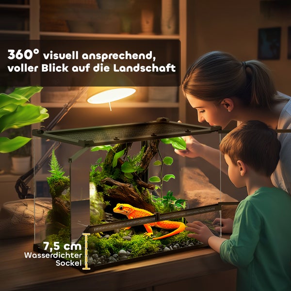 Terrarium mit Amphibie, betrachtet von Mutter und Kind