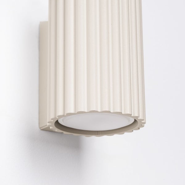 Geriffelte Wandleuchte aus Steinzeug