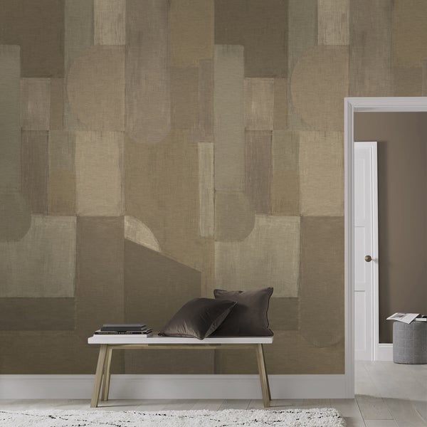 Wohnraum mit grafischer Tapete, Bank und Dekokissen