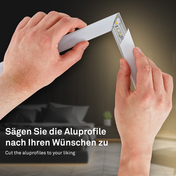 Hände setzen weiße Abdeckungen auf ein individuell zugeschnittenes Aluminiumprofil mit integriertem LED-Streifen.