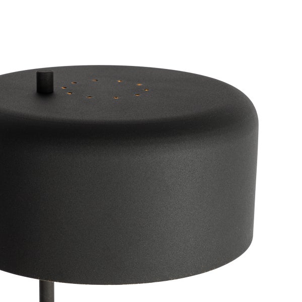 Detailaufnahme einer schwarzen Stehleuchte