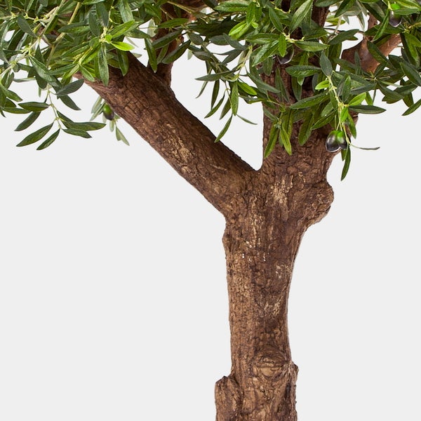 Künstlicher Olivenbaum mit strukturiertem Stamm, grünen Blättern und Früchten in einem braunen quadratischen Topf.
