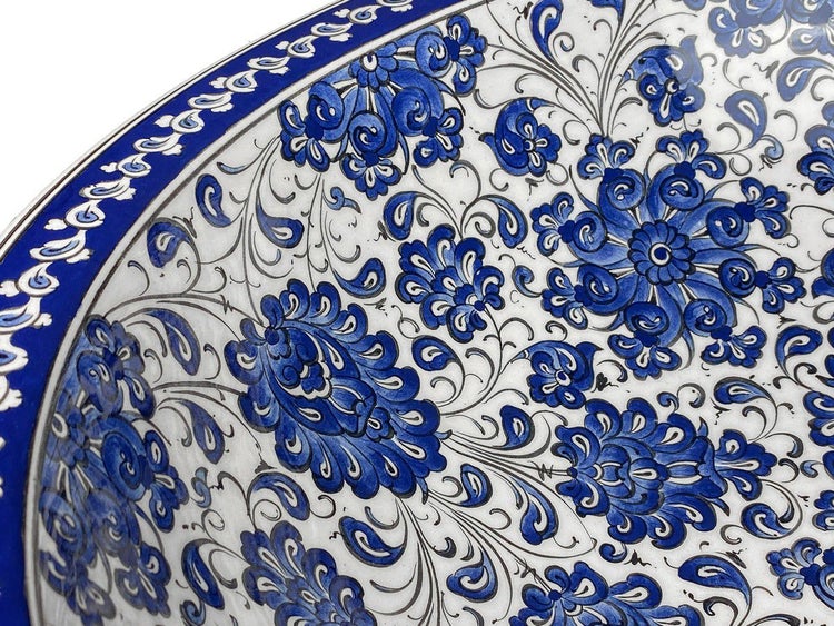 Detailansicht einer Schale mit floralem Muster