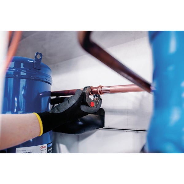 Kupferrohr wird mit einem Presswerkzeug verpresst