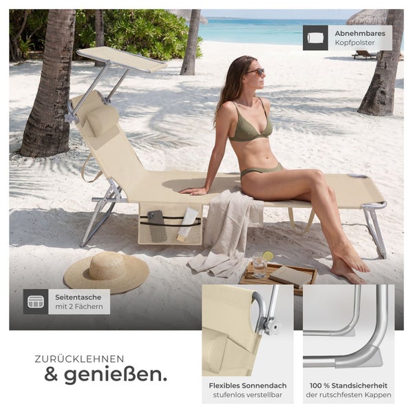 Dreibein-Sonnenliege mit verstellbarem Sonnendach, abnehmbarem Kopfpolster und Seitentasche auf einem hellen Sandstrand.