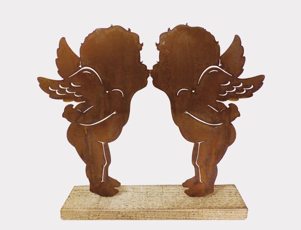 Dekorative Rostfigur, zwei Engel auf einem Holzsockel