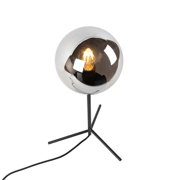 Tischleuchte mit einem runden, verspiegelten Lampenschirm und einem schwarzen Dreibeinstativ