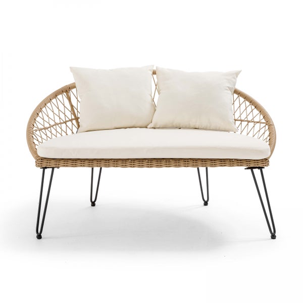 Zweisitzer Gartensofa in Rattanoptik mit Hairpin-Beinen aus Metall sowie Sitz- und Rückenkissen.