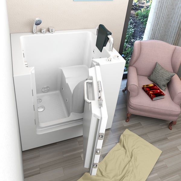 Begehbare Badewanne mit offener Tür, Armatur und Sessel