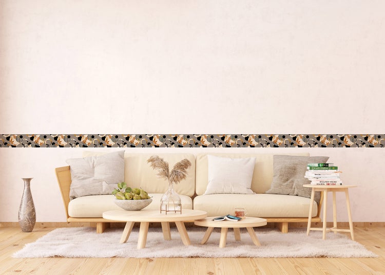 Hell gestalteter Flur mit floral gemusterter Tapete, Tür und Blick in einen Raum mit Wandpaneelen aus Holz.