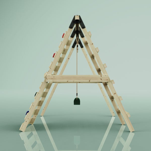 Klettergerüst aus Holz in Dreiecksform mit Kletterwand, Sprossen und einer Tellerschaukel an einem Seil.