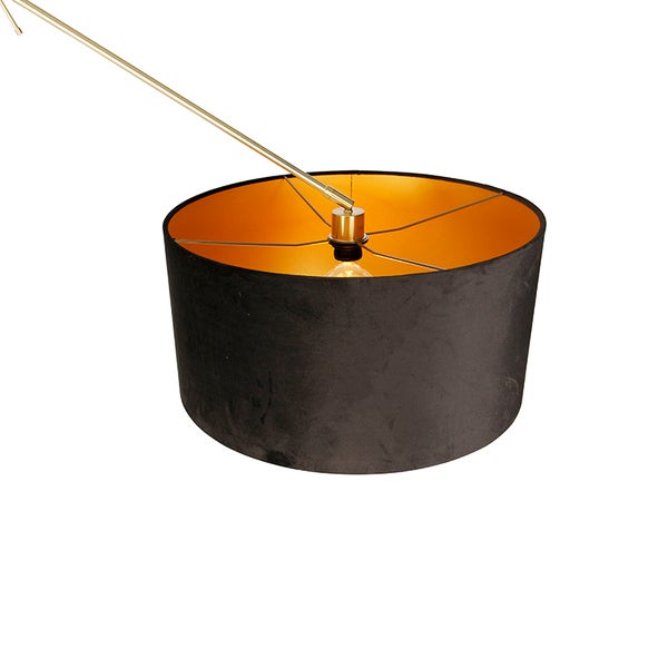 Runder Lampenschirm mit schwarzem Samtaußenstoff und goldfarbener Innenseite, befestigt an einem dünnen Metallarm.