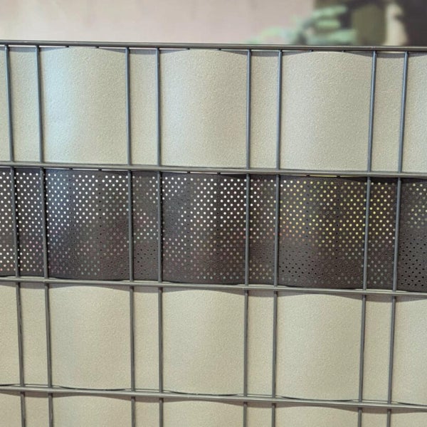 Gabionenzaun mit Sichtschutz und Lochblechelement