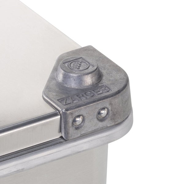 Detailansicht der Ecke einer Zarges Aluminium Transportbox mit stapelbarer Eckkonstruktion aus Gussmetall.