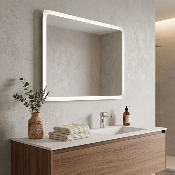 Modernes Badezimmer mit rechteckigem LED-Spiegel, Holz-Waschtischunterschrank und weißem Waschbecken vor einer hellgrauen Wand.