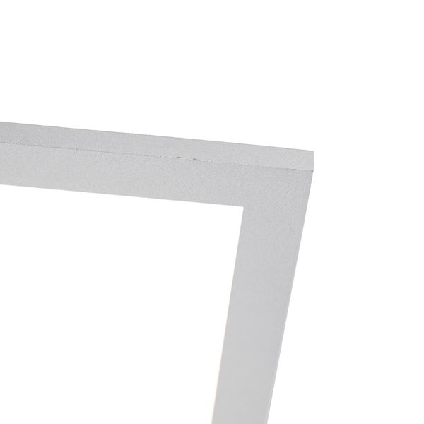 Detailansicht eines silberfarbenen Aluminiumrahmens