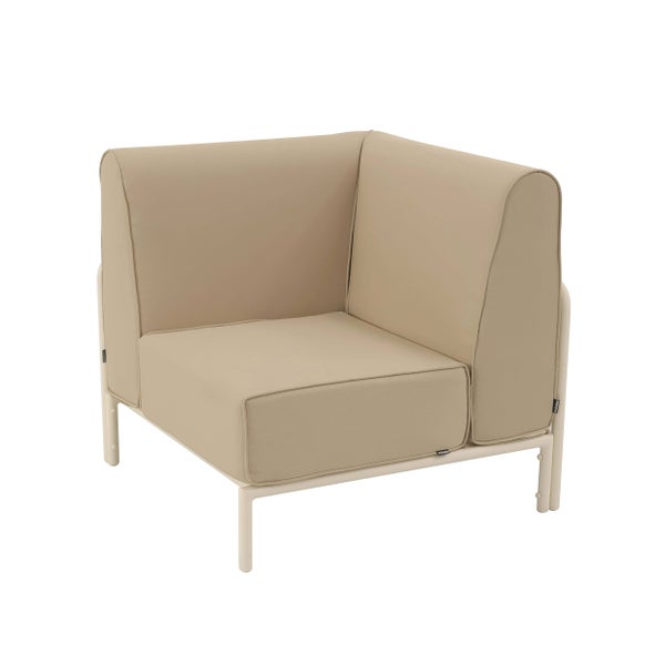 Lounge-Eckmodul für den Garten mit beigen Polstern und hellem Metallgestell.