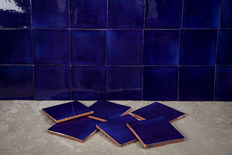 Quadratische, glänzende Fliesen für Wand und Boden