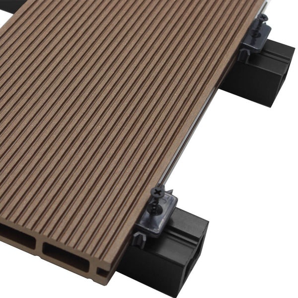 Braune WPC-Terrassendiele mit Feinriffelung, Montage auf einer Unterkonstruktion mit Befestigungsclip und Schraube.