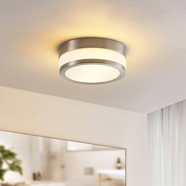 Runde Deckenleuchte mit Metalleinfassung an einer Zimmerdecke