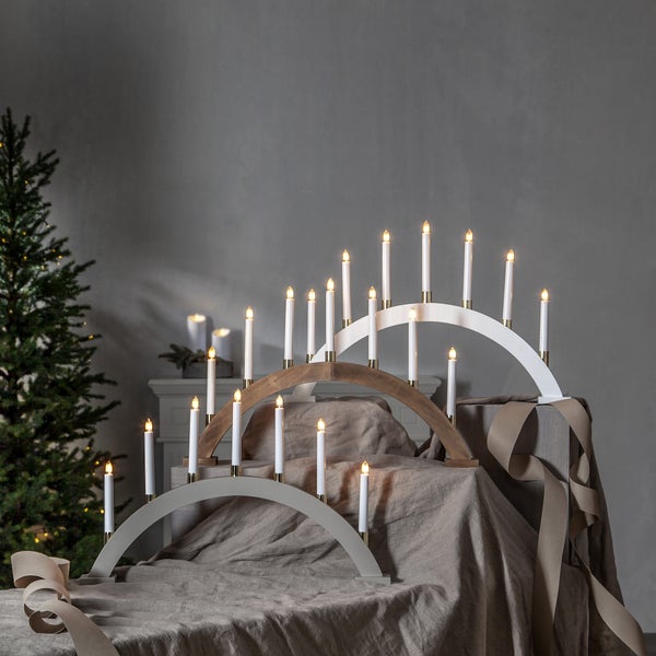 Weihnachtsleuchter mit sieben Kerzen und einer Breite von 63 Zentimetern