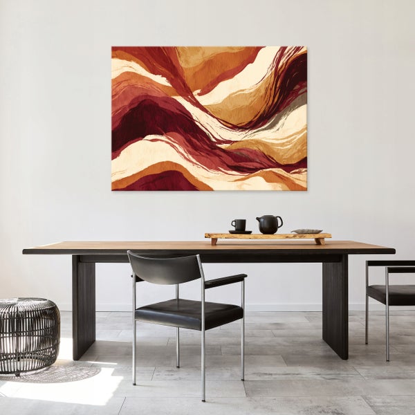 Wandbild mit abstrakter, geschwungener Malerei in erdigen Tönen über einem modernen Holztisch in einem minimalistisch eingerichteten Esszimmer.