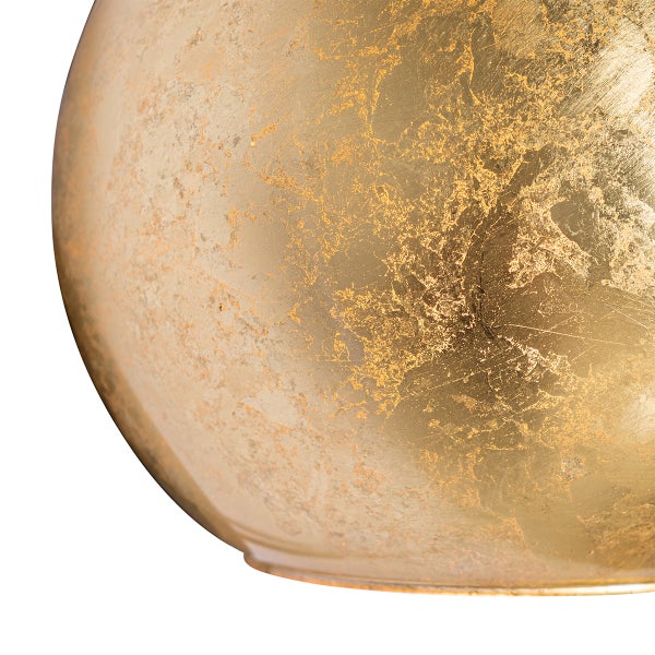 Detailansicht einer goldenen Lampe