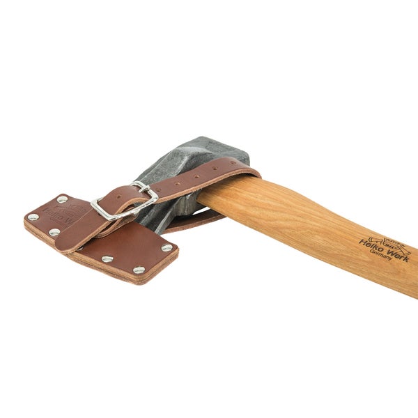 Spaltaxt von Helko Werk mit Holzstiel und Lederschneidenschutz mit Schnalle zur sicheren Aufbewahrung.