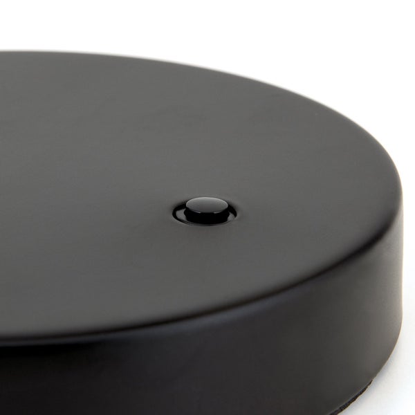 Nahaufnahme einer schwarzen Lampenrosette