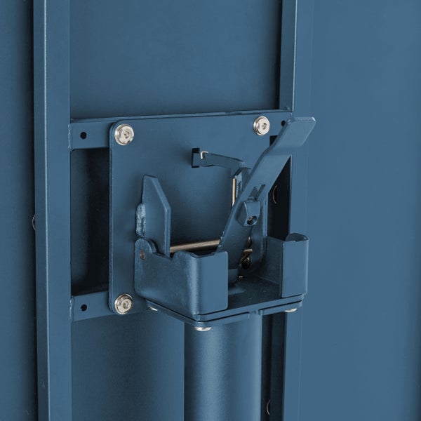 Detailaufnahme eines blauen Metall-Verriegelungsmechanismus mit Hebel und Schrauben an einem Rahmen.