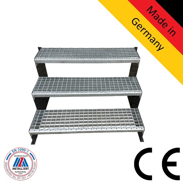 Dreistufige Treppe, verzinkter Gitterrost, hergestellt in Deutschland, zertifiziert nach Europäischer Norm 1090-1, METALLZERT Logo, CE-Kennzeichnung.